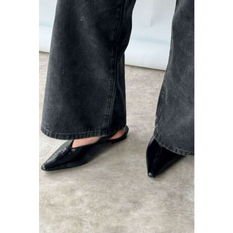 Flat Pili Black
