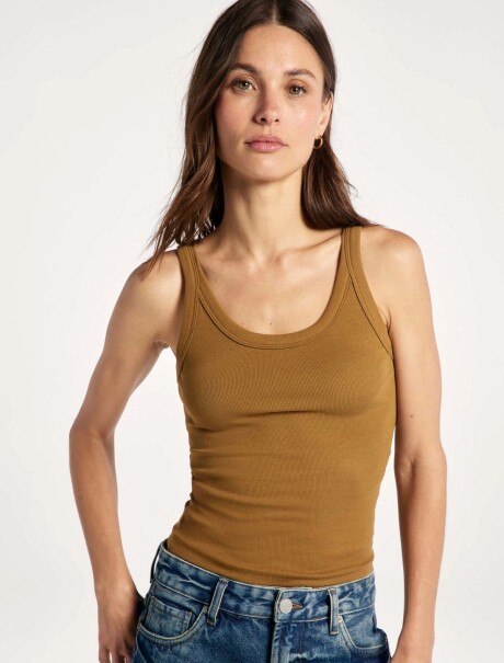 MUSCULOSA BÁSICA EN TELA ACANALADA MARRÓN