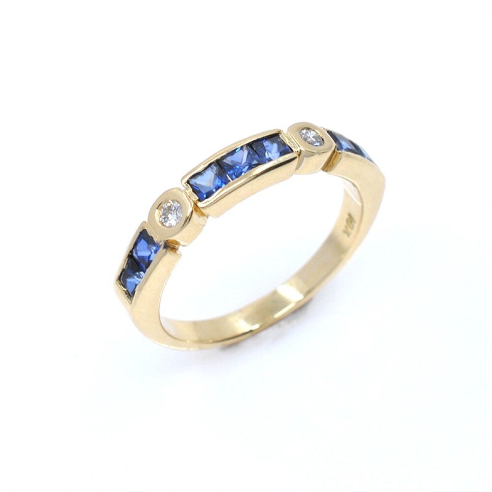 Anillo en oro 18k con zafiros azules carré y 2 brillantes Anillo en oro 18k con zafiros azules carré y 2 brillantes