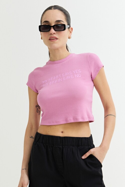 Remera crop top con estampa ROSADO