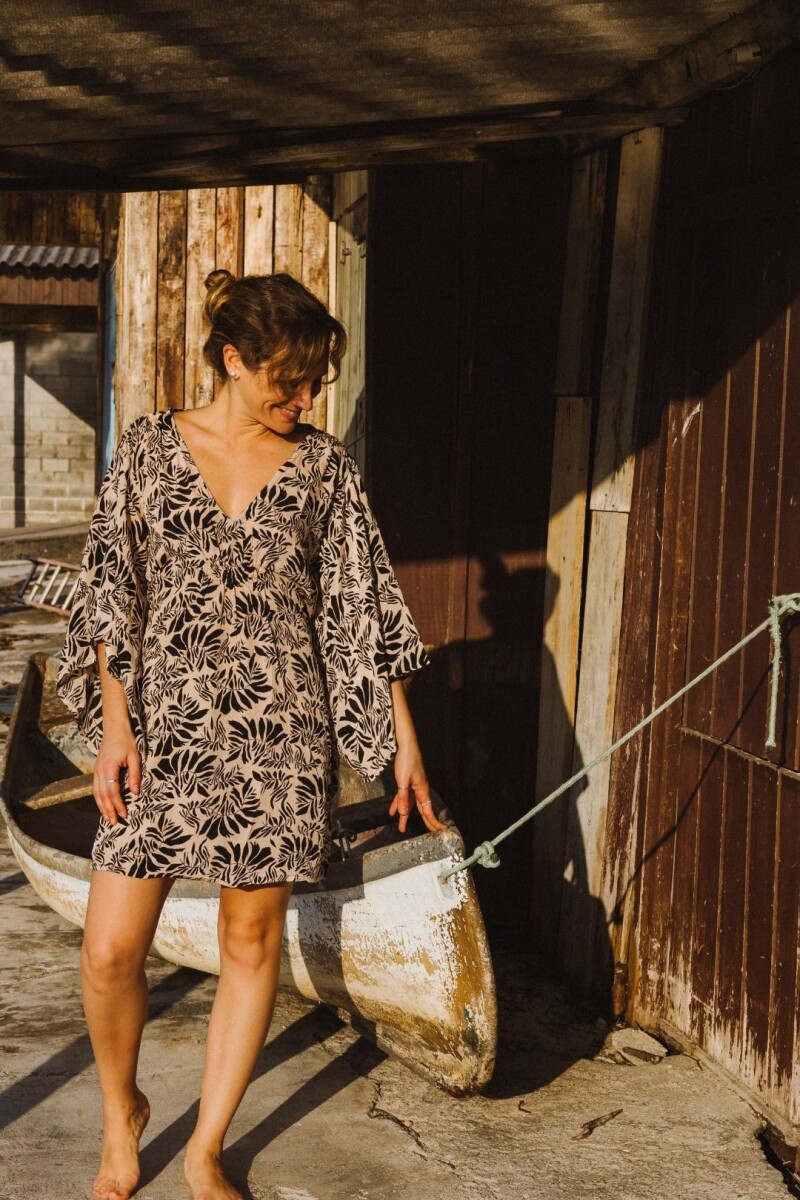 Vestido corto Cerezo Fondo beige