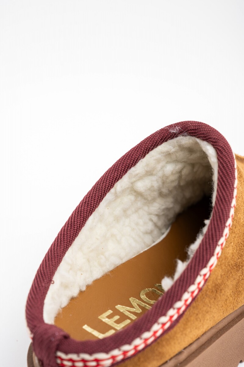 Zueco Gamuza Con Guarda Bordada Camel