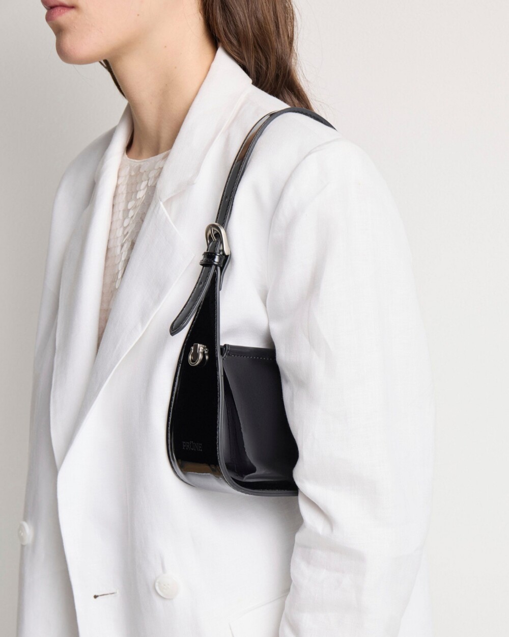 Cartera al hombro Leaf en efecto cuero charol Negro