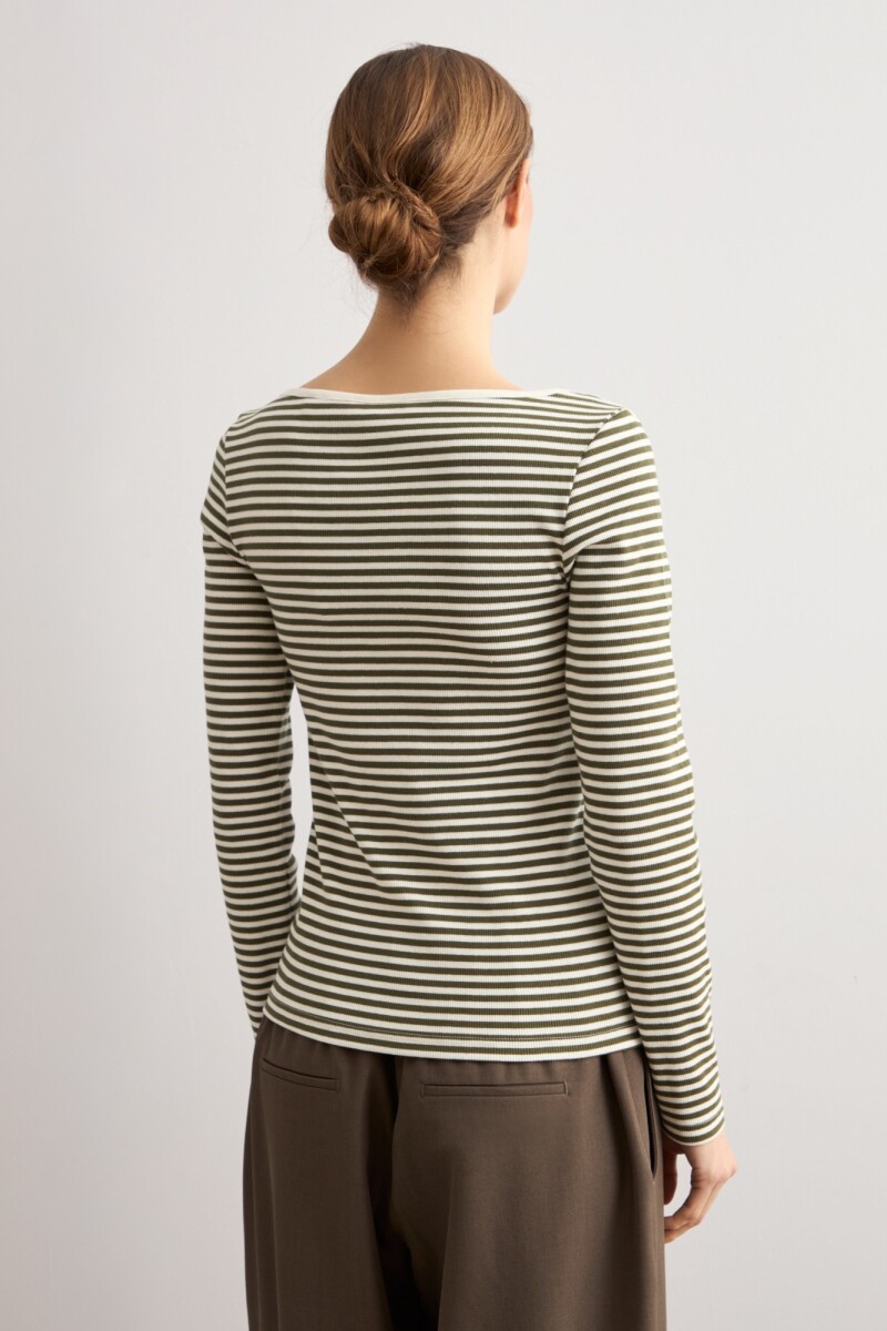 Remera rayada escote bote verde oliva