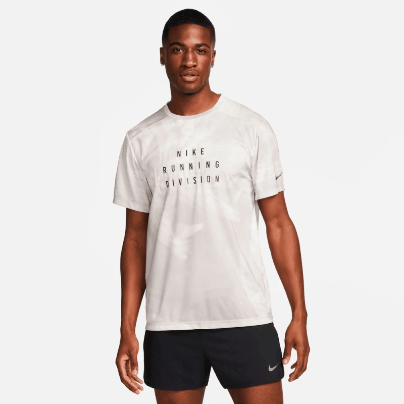 Remera Nike Dri-Fit Run Division Rise 365 de Hombre Negro