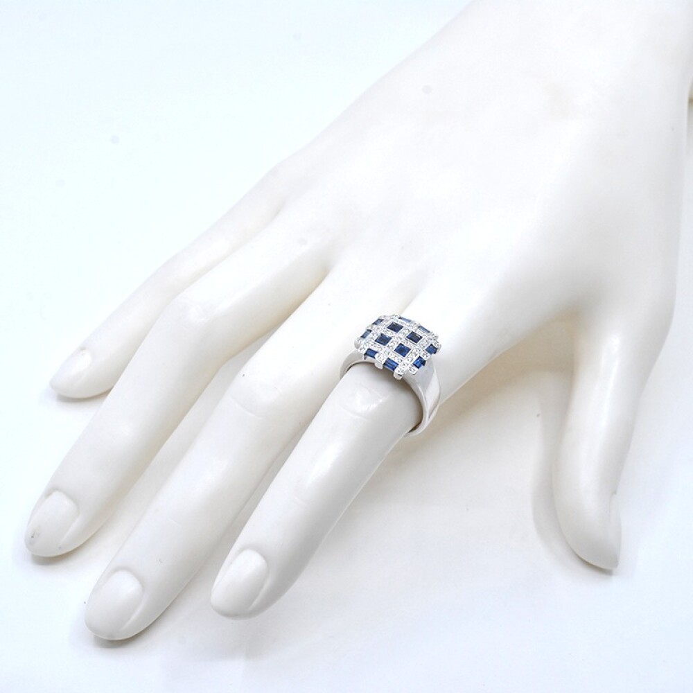 Anillo en oro 18k blanco, brillantes y zafiros. Anillo en oro 18k blanco, brillantes y zafiros.