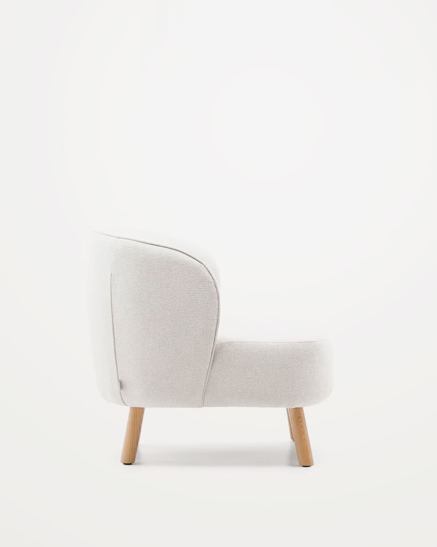 Butaca Ulit de chenilla beige y patas de madera maciza haya acabado natural