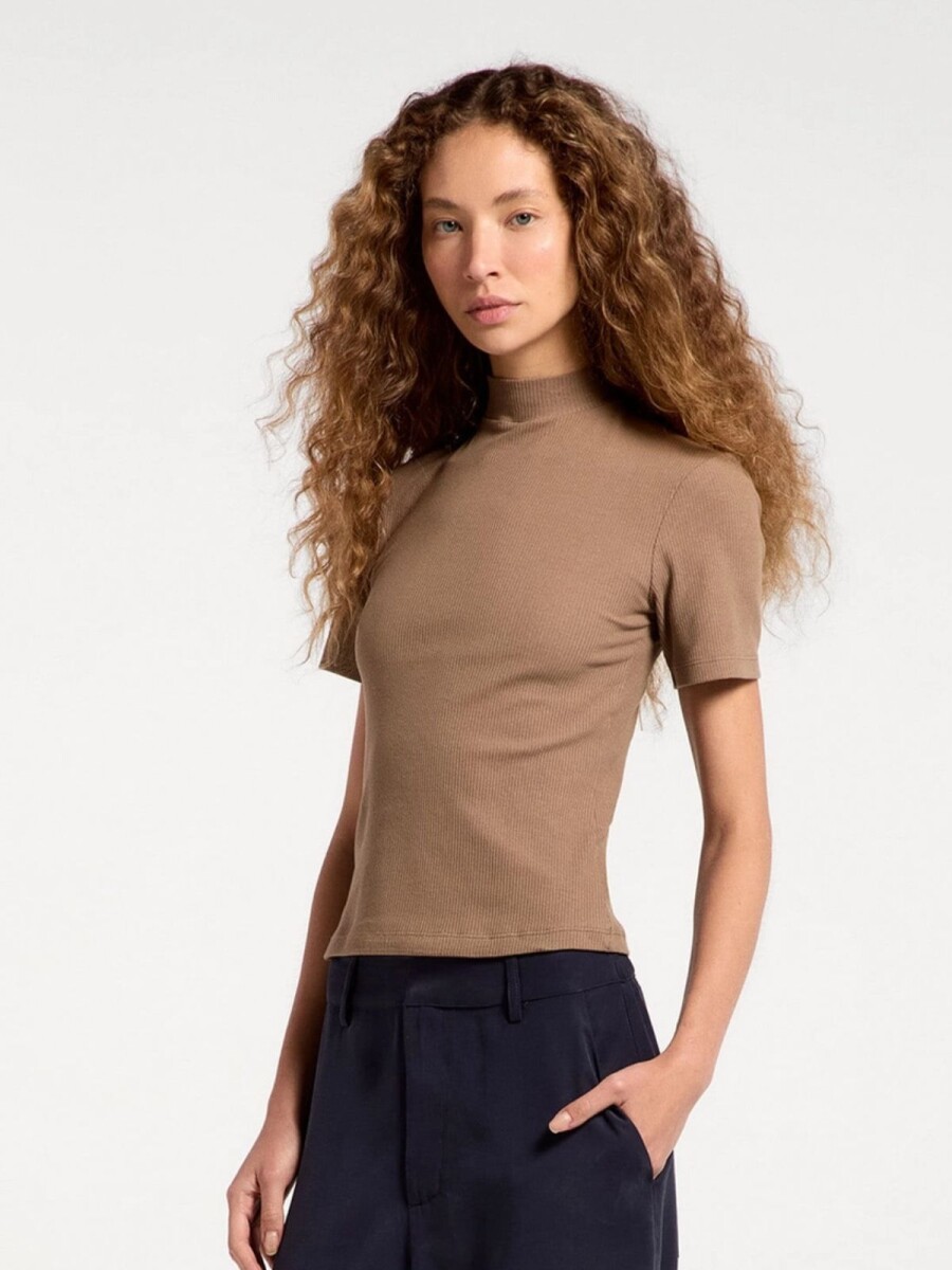 BLUSA DE CUELLO ALTO EN TELA ACANALADA - MARRÓN 