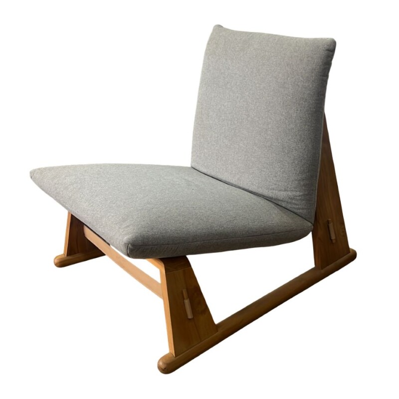 BUTACA SIN BRAZOS EN MADERA y TELA - Producto con detalles BUTACA SIN BRAZOS EN MADERA y TELA - Producto con detalles