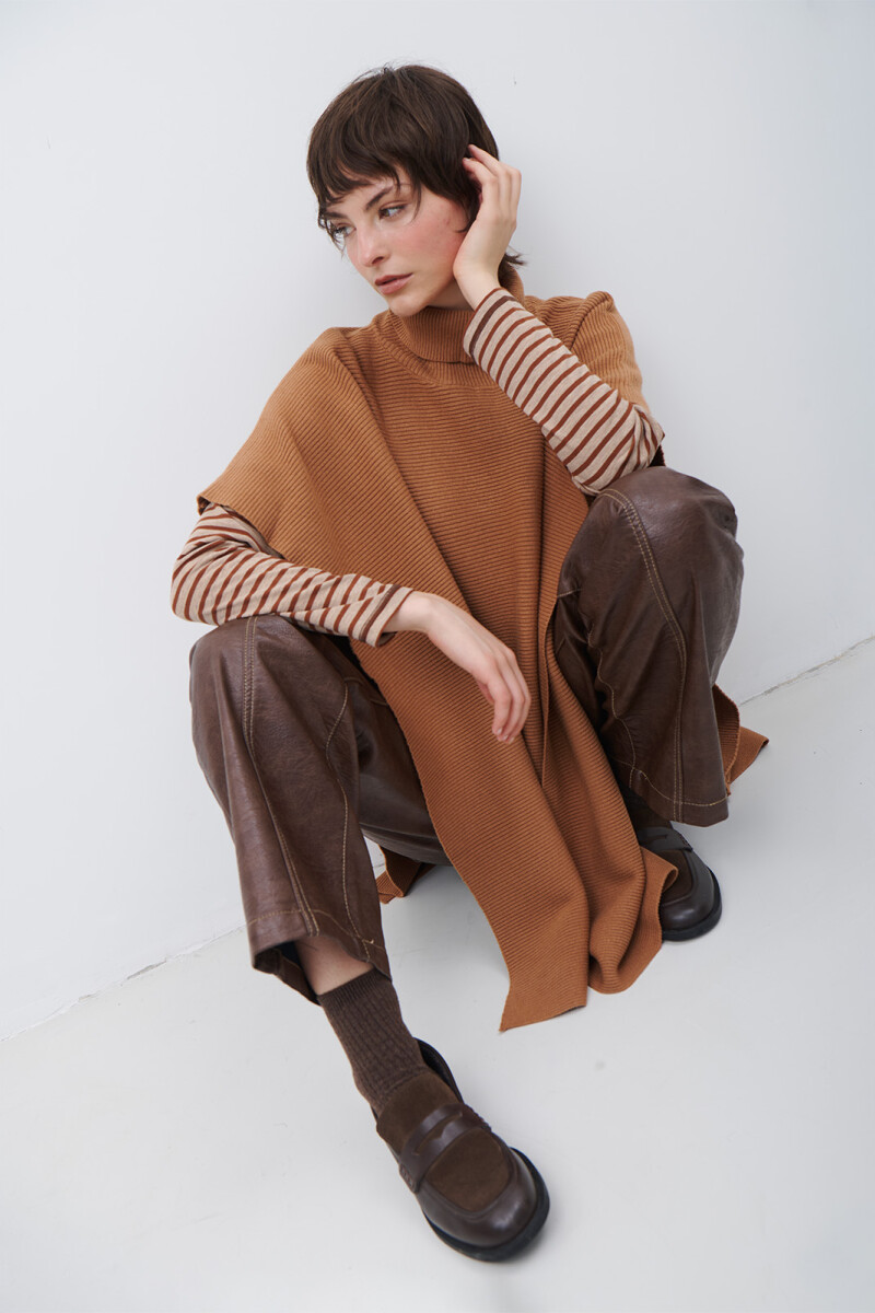 PONCHO ROMPEVIENTO CARAMELO