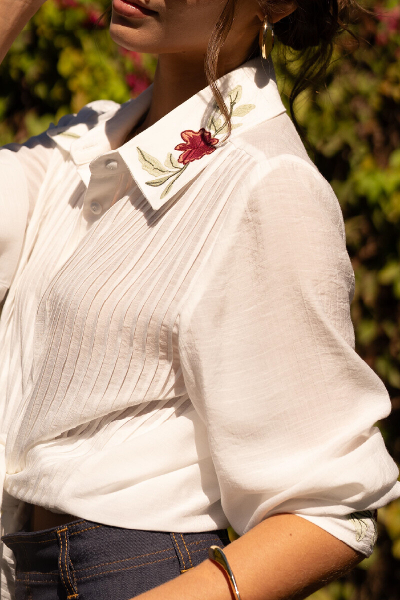 CAMISA CON ALFORZAS EN DELANTERO BORDADA EN SOLAPA Y PUÑO Natural