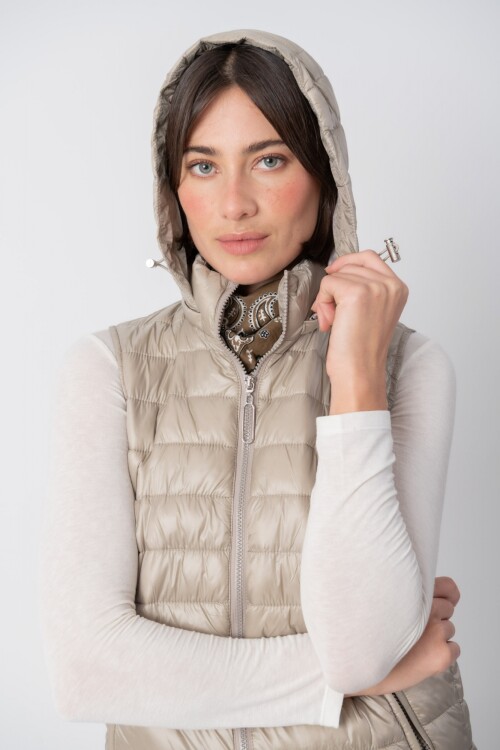 Chaleco con capucha Beige