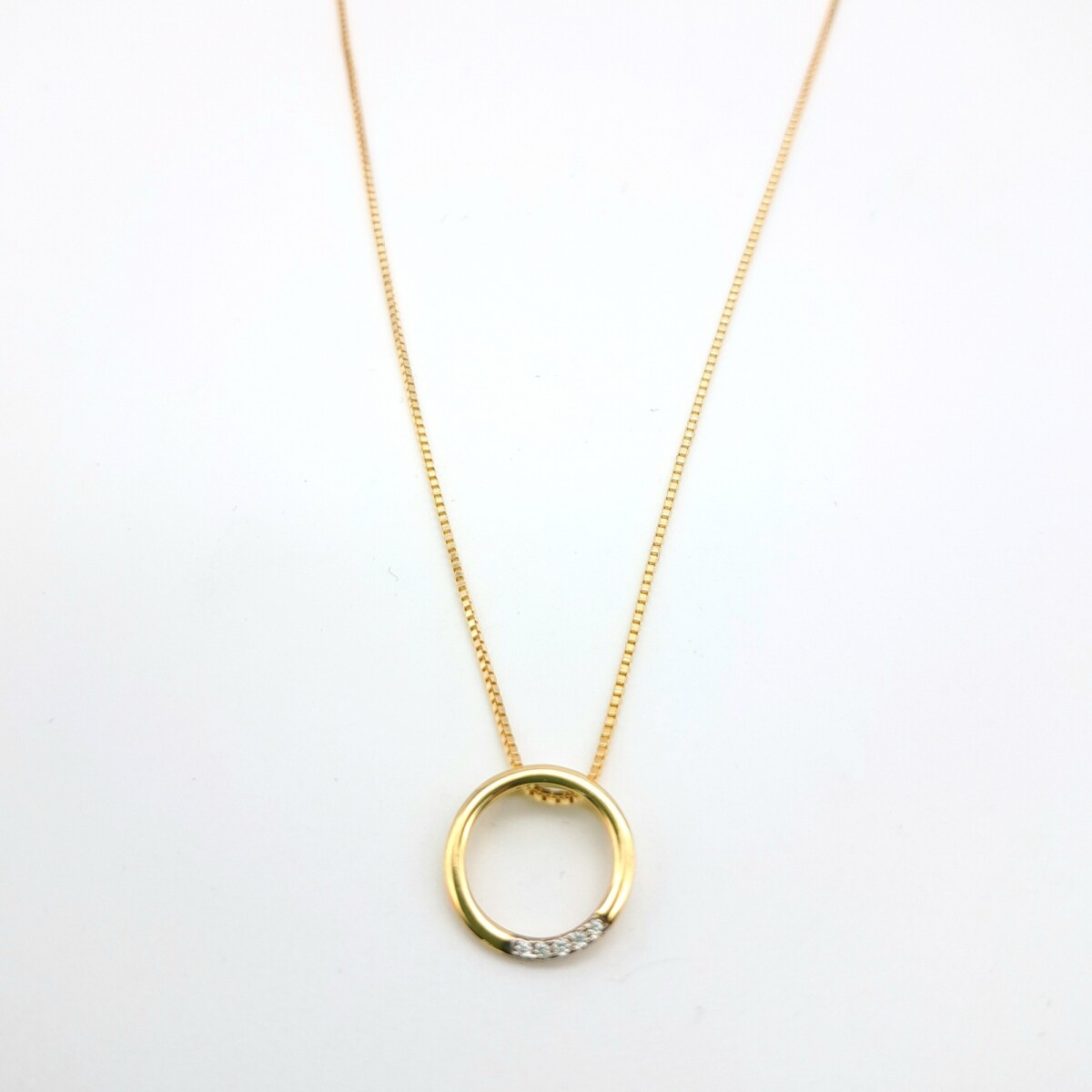 Conjunto de cadena y colgante de oro 9 ktes con circonias. 