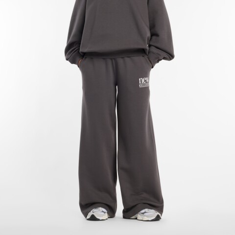 Pantalón New Balance de Dama -Reimagined Fleece- WB61I4PUABR DARK GREY