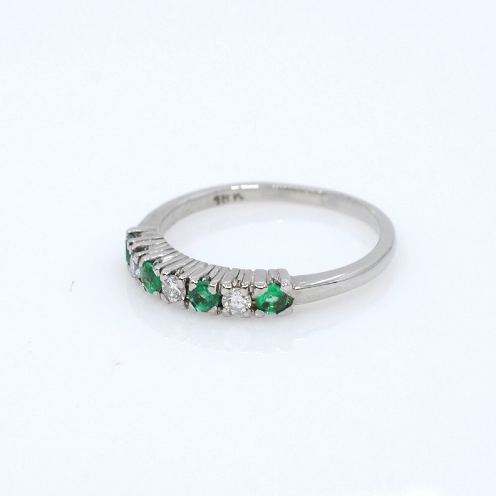 Anillo en oro 18k blanco esmeraldas y brillantes Anillo en oro 18k blanco esmeraldas y brillantes
