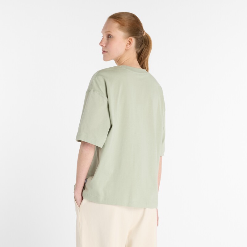 Remera New Balance de Dama - Flower Shoe - WT53912GAS GREEN