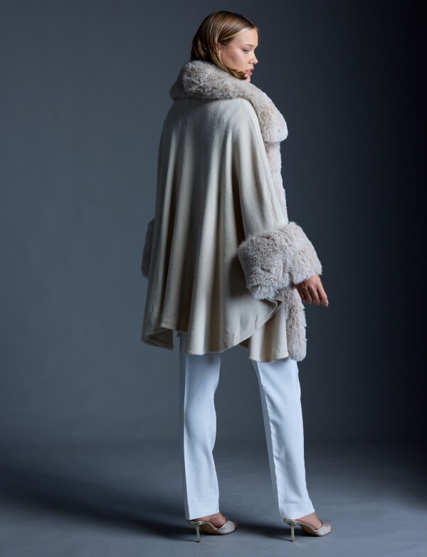 Ruana Aplique Simil Piel BEIGE