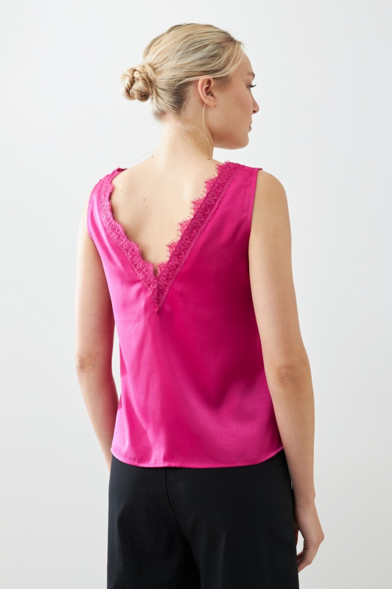Top satinado escote V con encaje fucsia