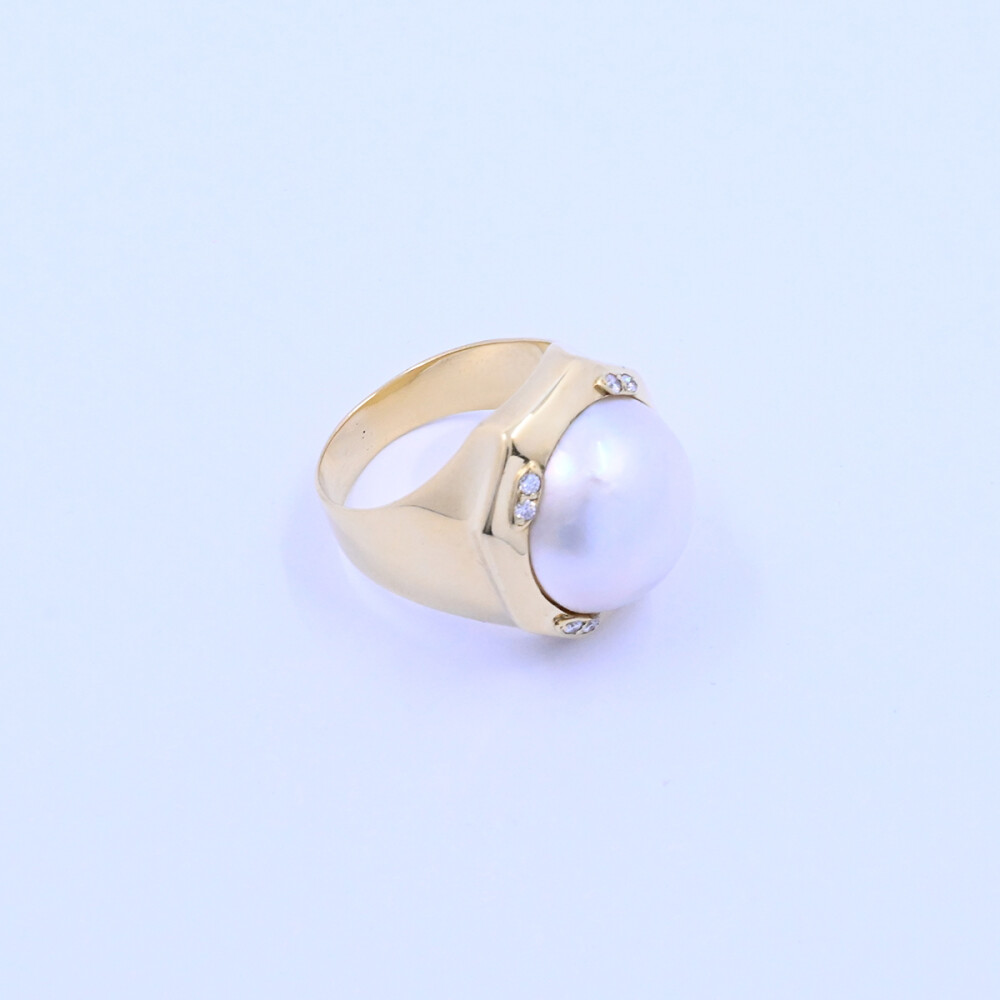 Anillo oro 18k con madre perla y brillantes. Anillo oro 18k con madre perla y brillantes.