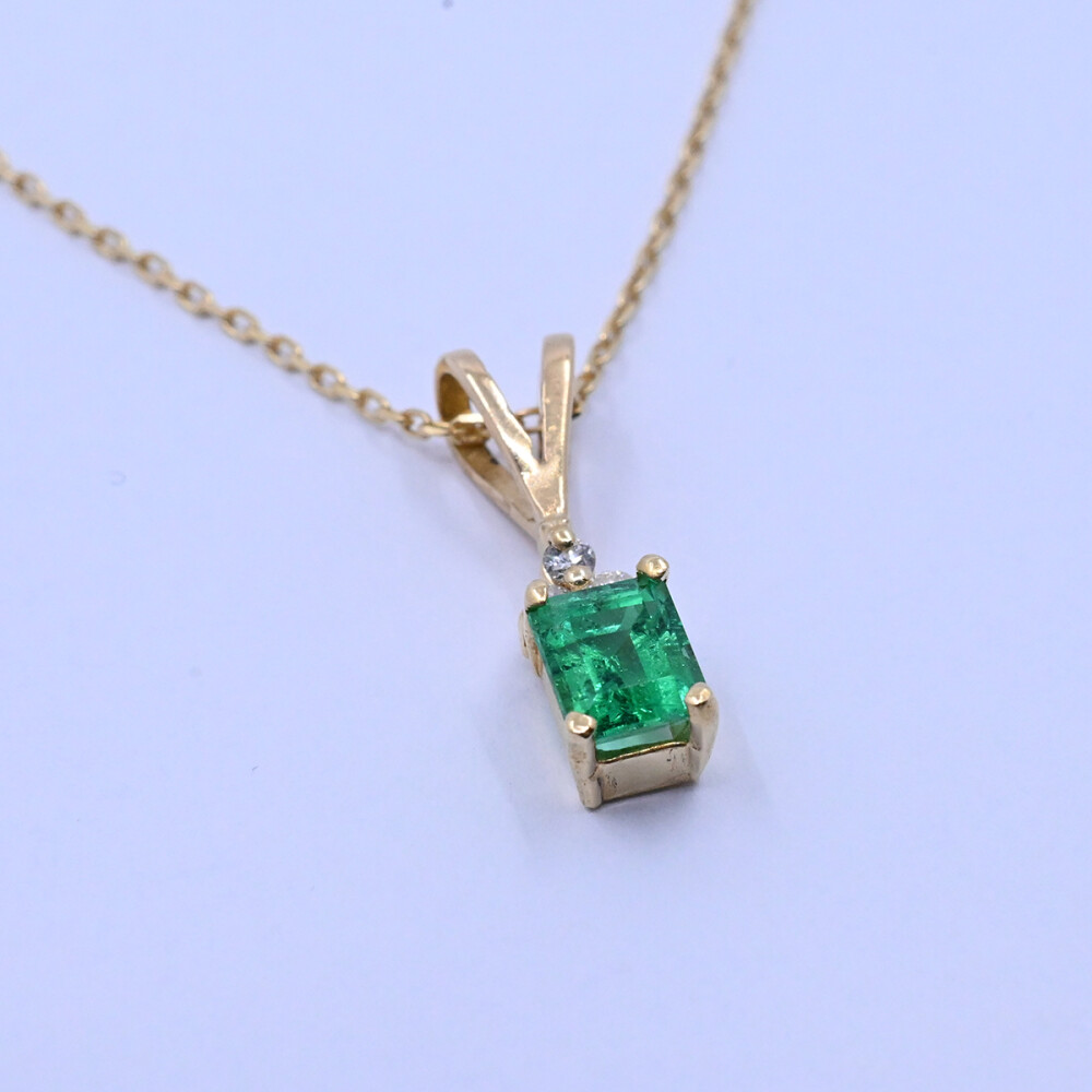 Colgante oro 18k con esmeralda y 3 brillantes Colgante oro 18k con esmeralda y 3 brillantes