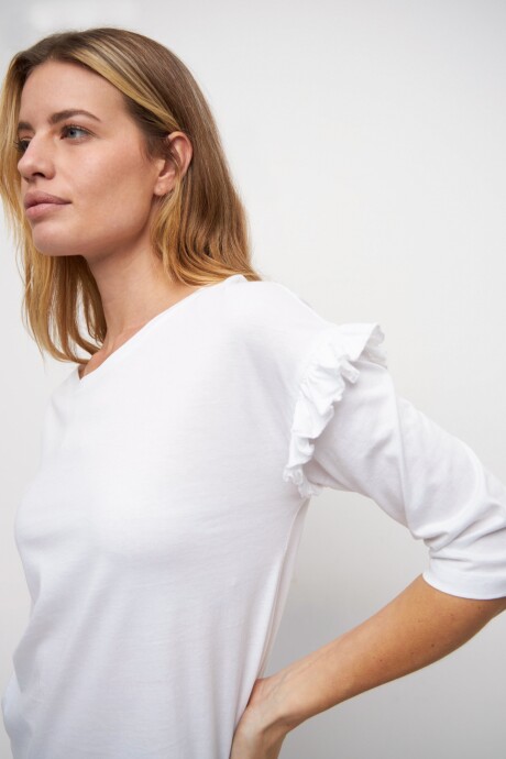 Remera con volado en mangas blanco