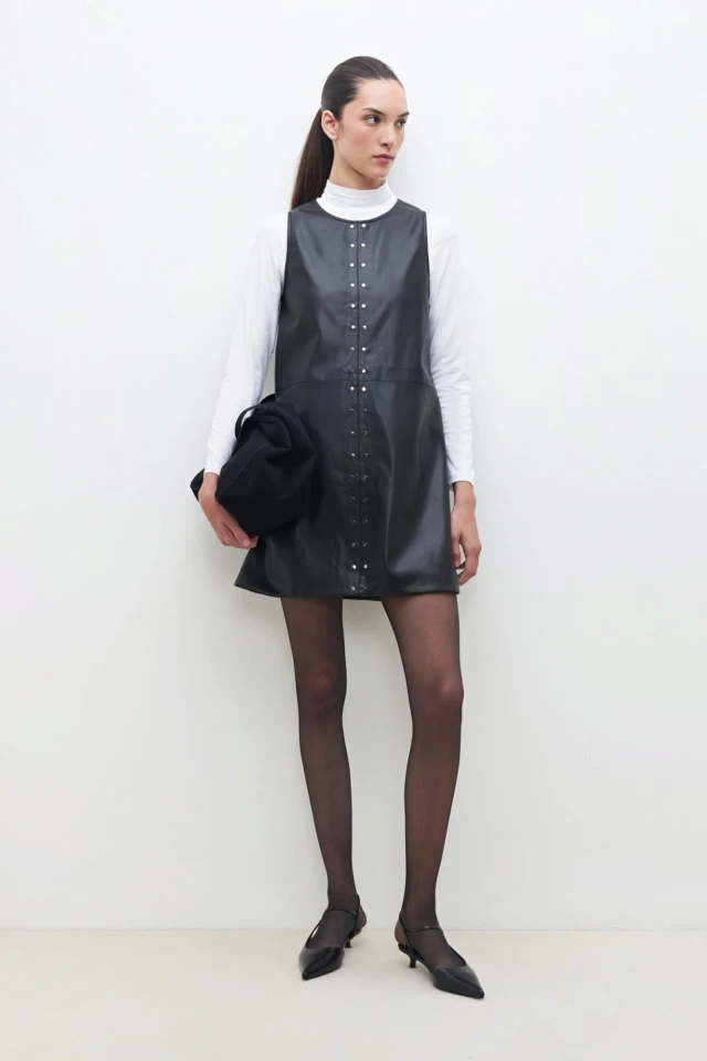 Vestido eco cuero con tachas negro