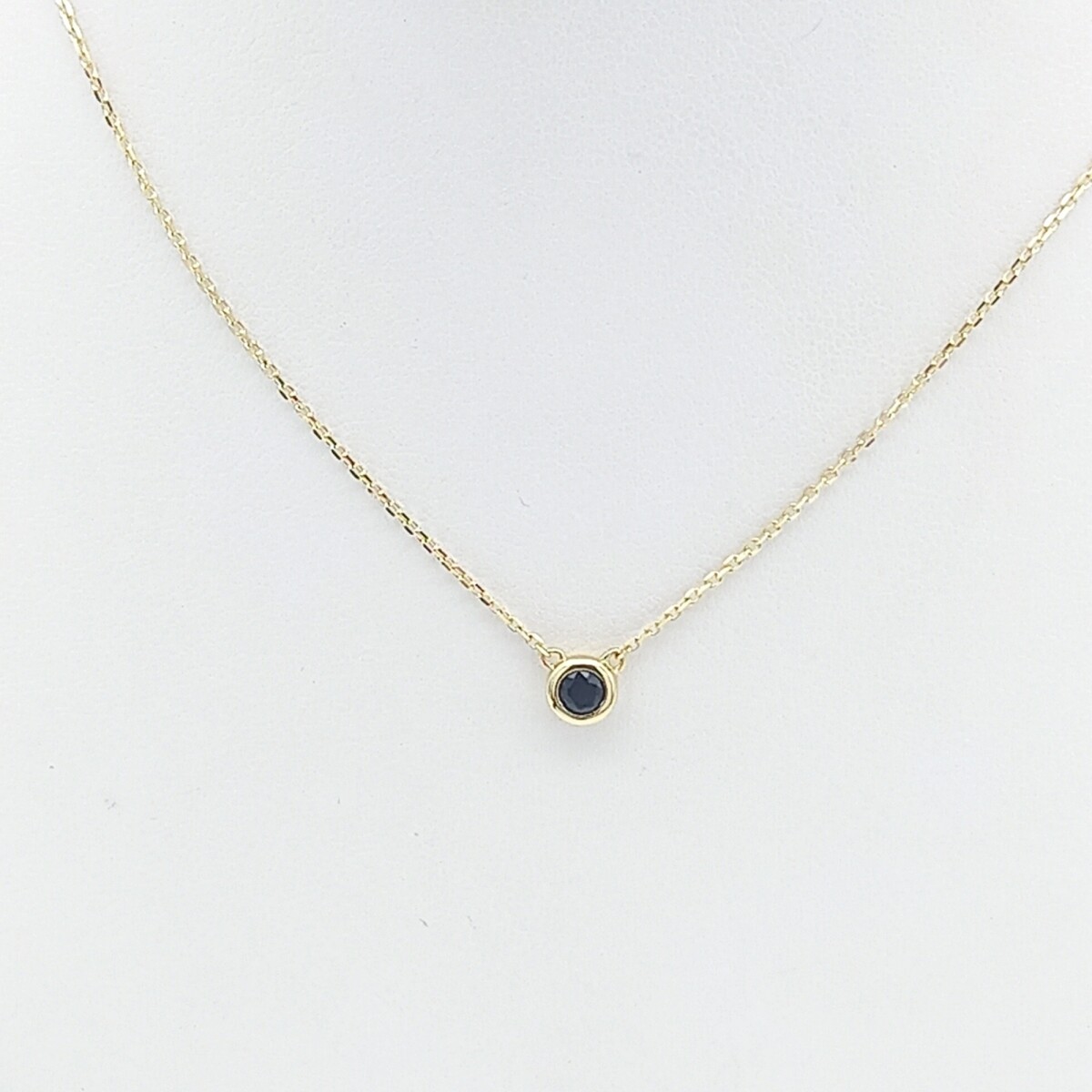 Conjunto de colgante y cadena en oro 10 ktes y zafiro azul, PUNTO DE LUZ. 