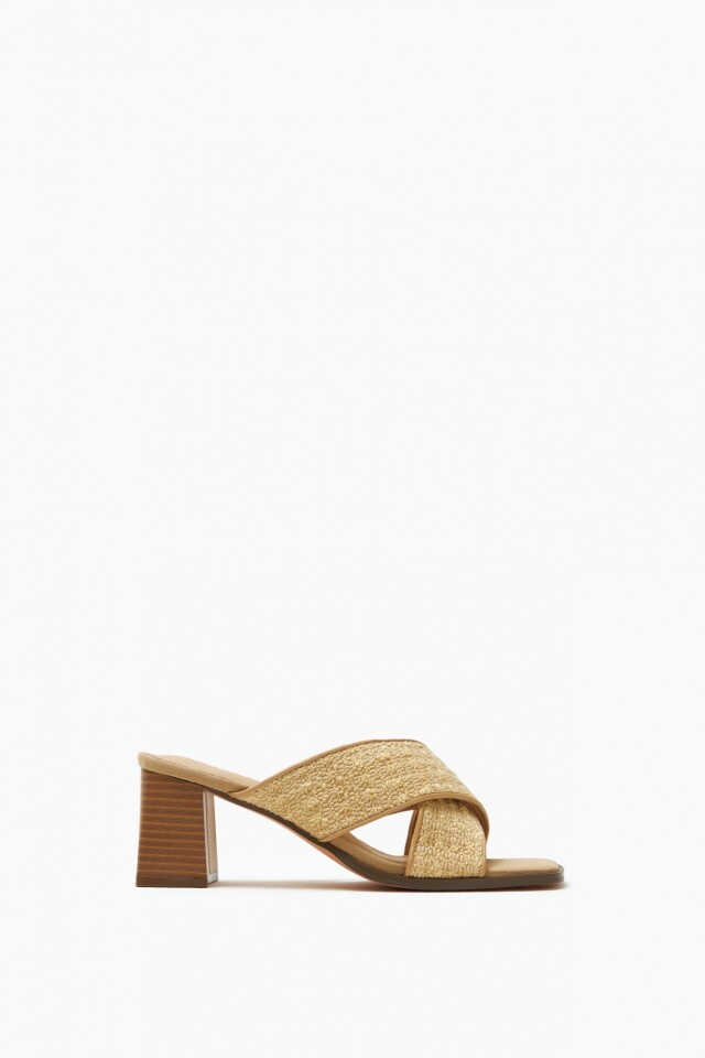 Sandalia cruzada con taco beige