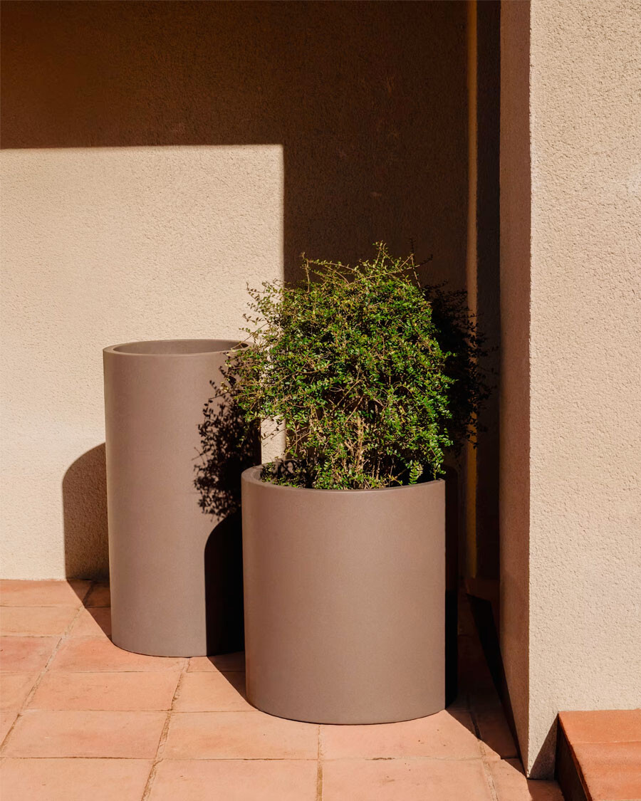 Macetero Aiguablava de cemento marrón Ø 52 cm Macetero Aiguablava de cemento marrón Ø 52 cm