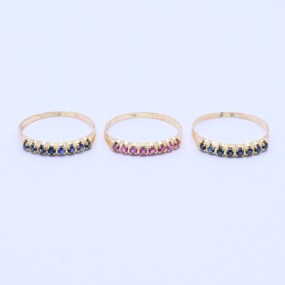 Anillo oro 18k triple con zafiros azules y rubíes. Anillo oro 18k triple con zafiros azules y rubíes.