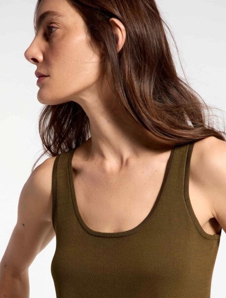 MUSCULOSA DE PUNTO CON BRETEL ANCHO MARRÓN