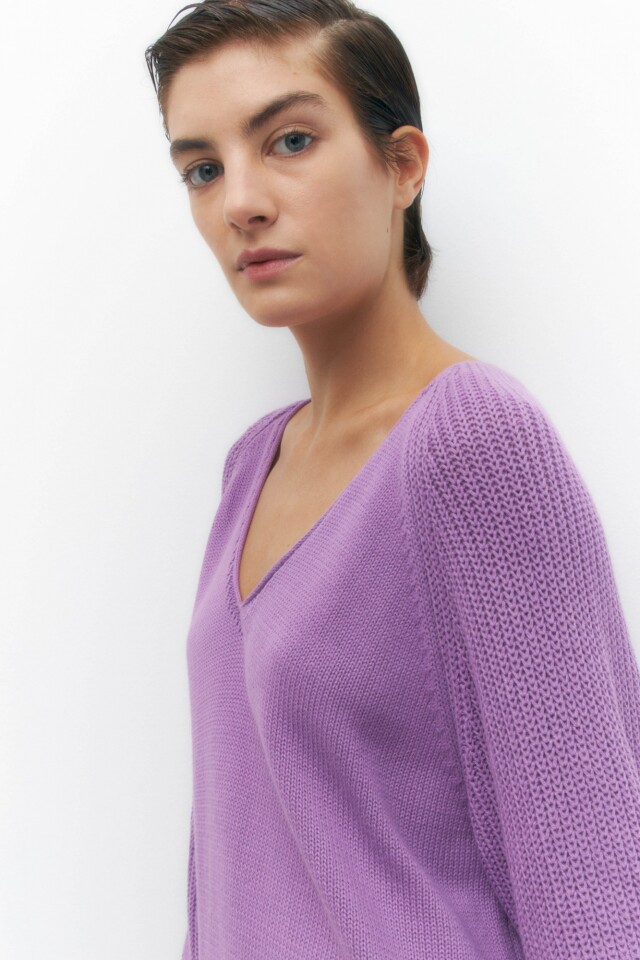 Sweater escote V violeta