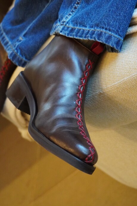 Botín Boots Chocolate / Rojo