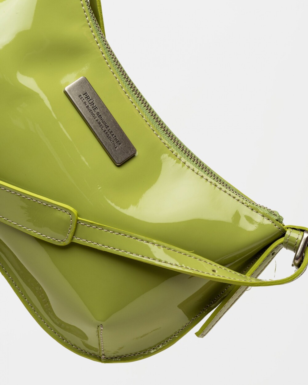 Cartera al hombro Mia en cuero charol Moss