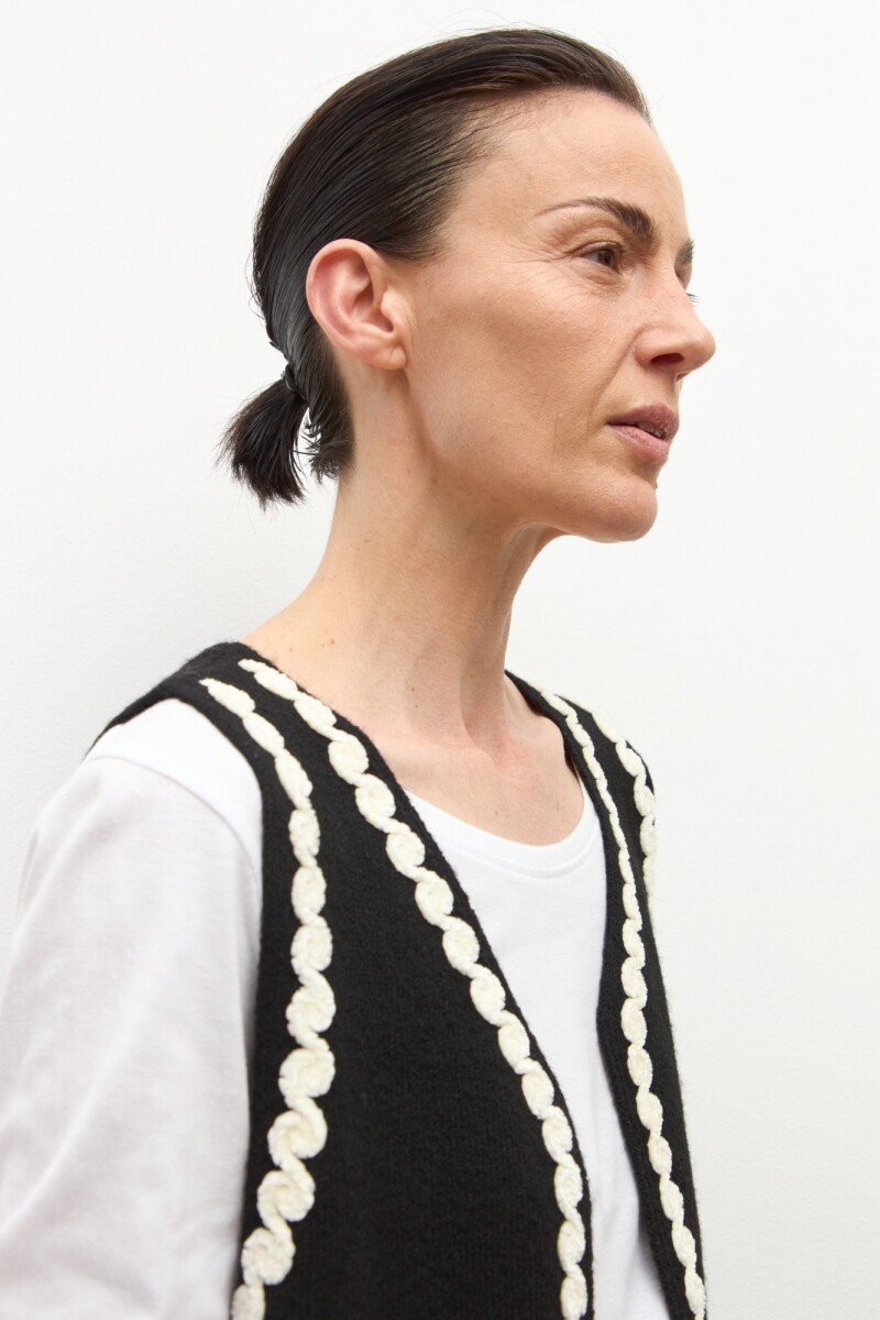 Chaleco tejido con bordado negro