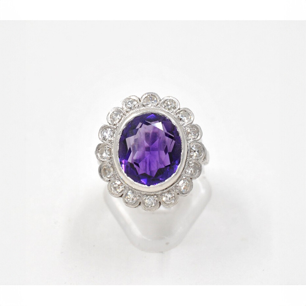Anillo En Oro Blanco 18K Con Brillantes E Importante Amatista Anillo En Oro Blanco 18K Con Brillantes E Importante Amatista