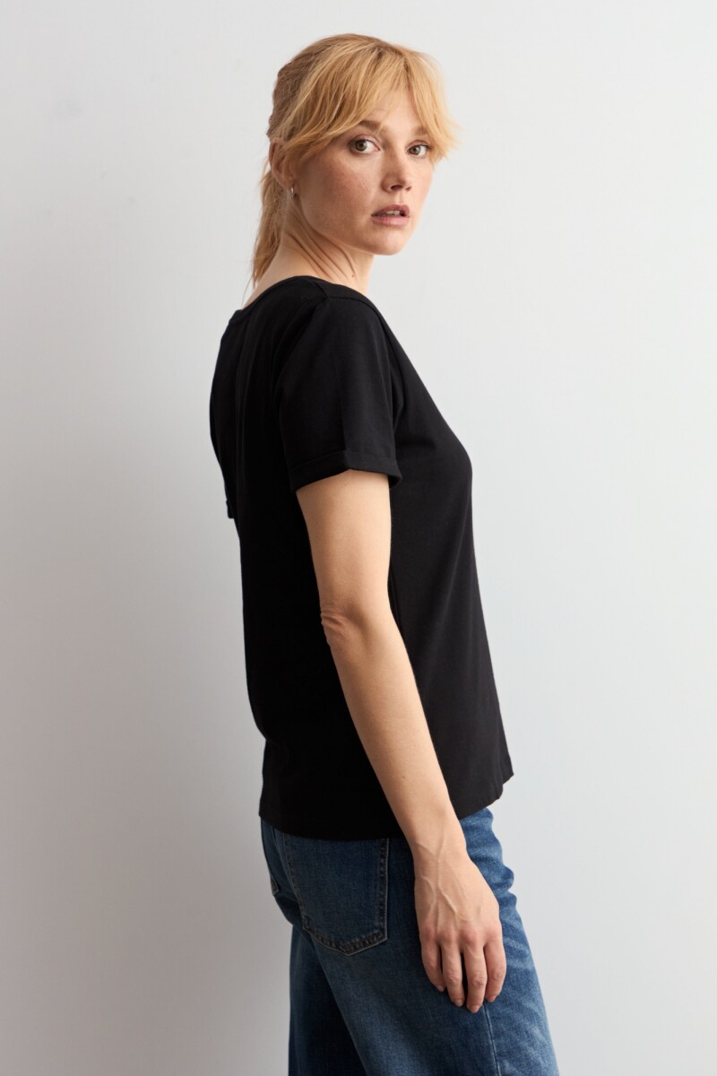 Remera escote en V negro