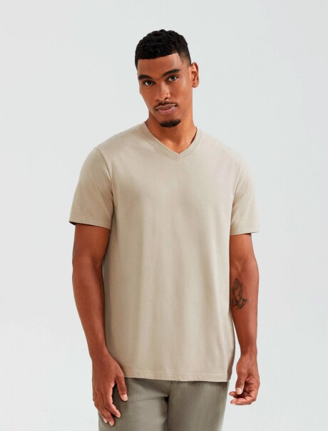 CAMISETA BÁSICA MANGA CORTA CUELLO EN V BEIGE