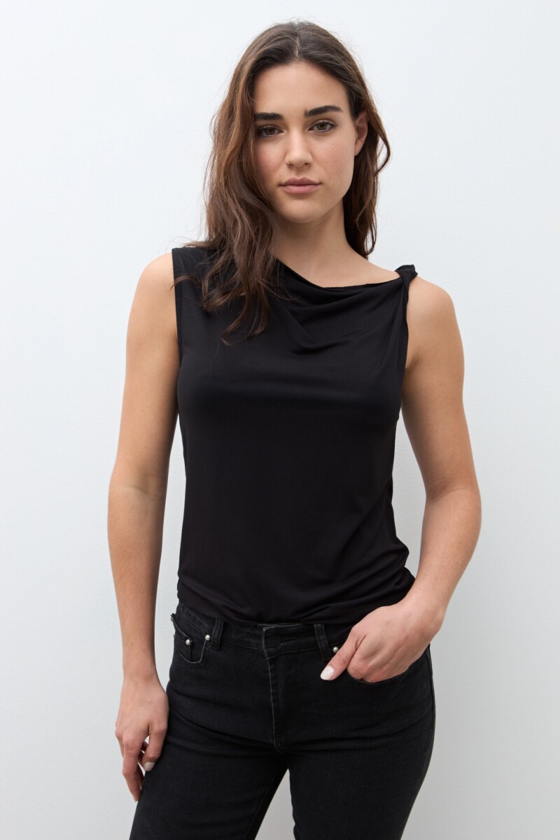 Top con escote torneado negro