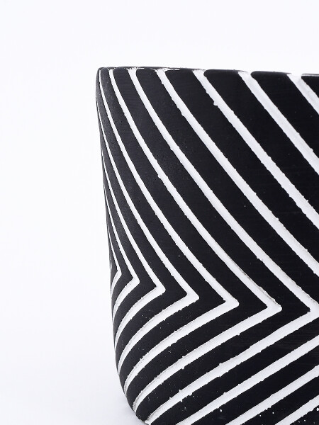 MACETA LINES NEGRO