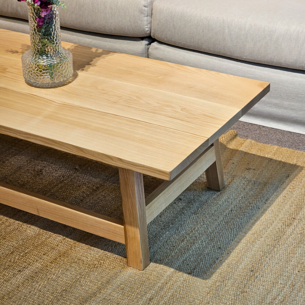 Mesa de Living Mari 140 x 70 cm en fresno Mesa de Living Mari 140 x 70 cm en fresno