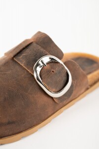 Zueco Cuero Chocolate