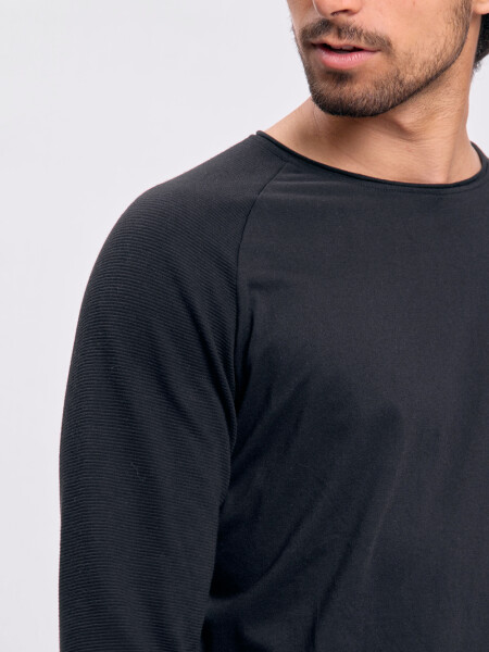 Remera manga larga cuello a la base Negra