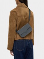 Bolso Bandolera Con Solapa Textura Suave gris