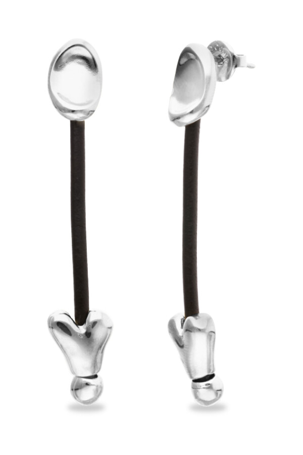 PENDIENTES LARGOS DE CUERO Y ALEACIÓN DE METALES BAÑADOS EN PLATA DE LEY Y CORAZONES Pendiente