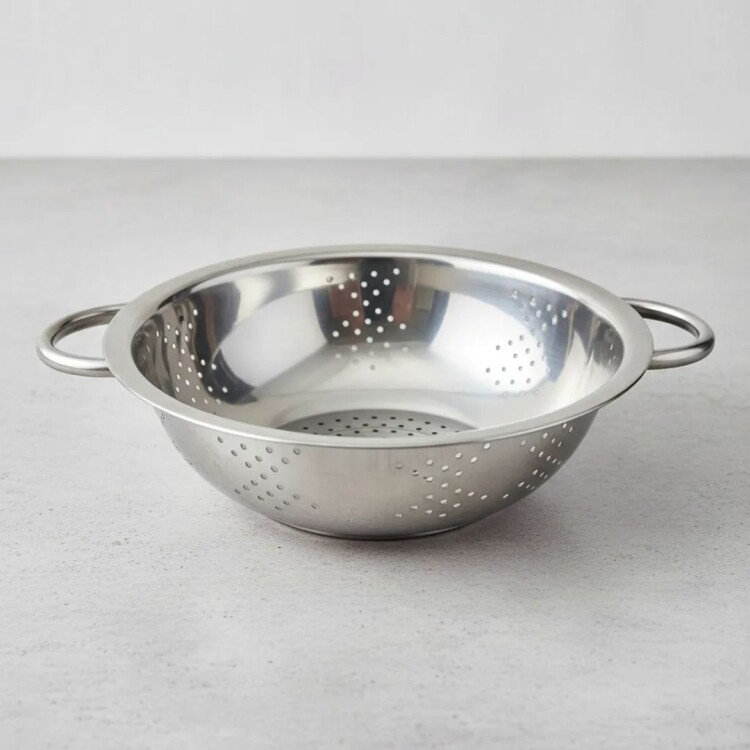 COLADOR DE PASTAS DE ACERO INOXIDABLE CON ASAS 23CM COLADOR DE PASTAS DE ACERO INOXIDABLE CON ASAS 23CM