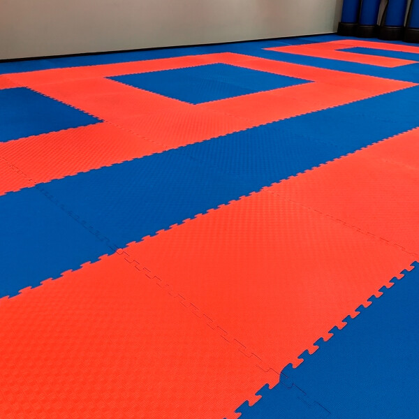 Piso Tatami X20 Goma Eva Encastrable 1x1m 2cm Gimnasio Niños Color Rojo Azul
