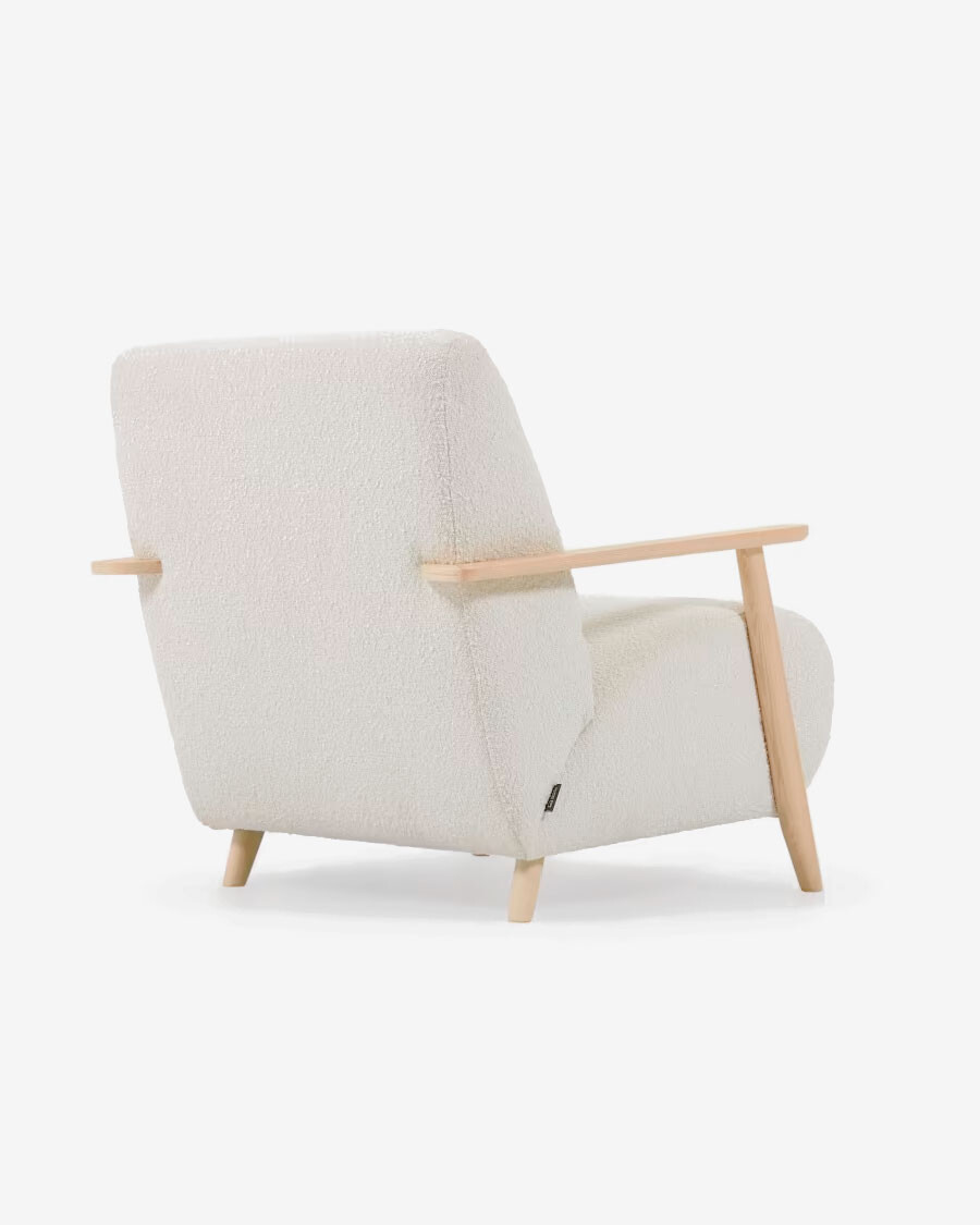 Butaca Meghan de borreguito blanco y patas de madera maciza de fresno con acabado natural