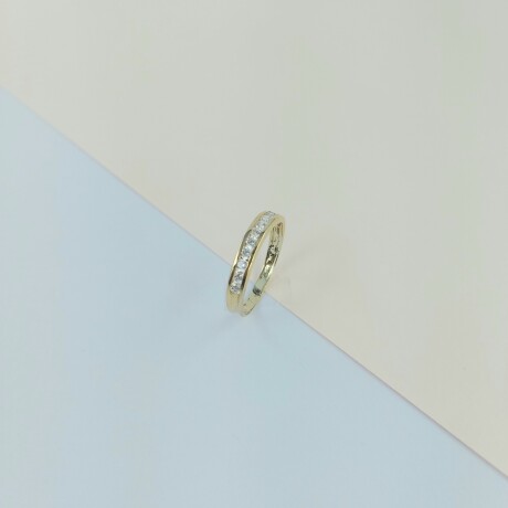 Anillo de oro 9 k con circonias. Medio sin fin. Anillo de oro 9 k con circonias. Medio sin fin.