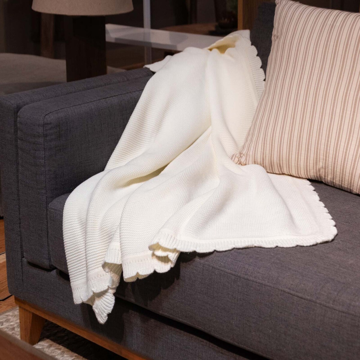 THROW - ACRILICO TEJIDO RUFFLE 